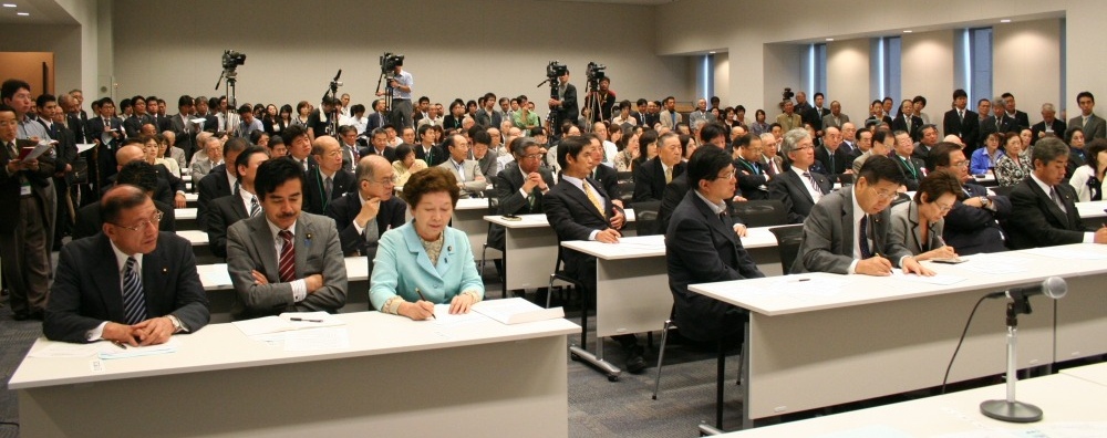 写真＝国会議員と一般参加者で満杯となった集会会場(9月30日)